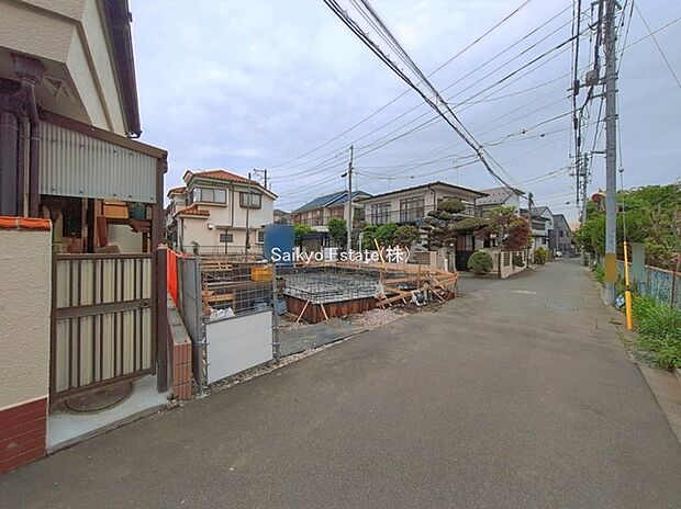 【前面道路を含む現地写真】ひばりヶ丘北わんぱく公園まで徒歩約1分など周辺は公園が点在する緑豊かな住環境です。この機会に是非、周辺環境も併せて現地をご覧ください。