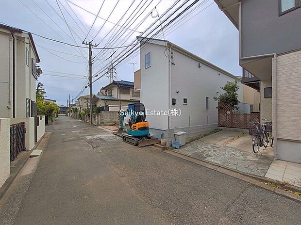 【前面道路】前面道路、幅員が5ｍございますので、駐車もスムーズに行えます！駐車が少し苦手なママさんでも安心ですね♪