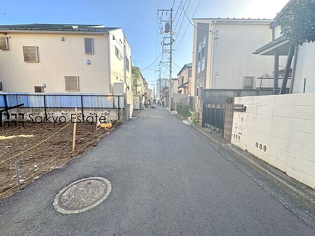【前面道路】交通量の少ない前面道路ですので、小さなお子様がいらっしゃるご家庭でも安心してお住まいになれます。
