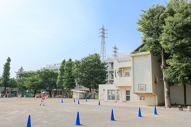 府中市立本宿小学校(約550m)