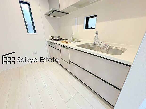 【キッチン【施工例】】直線的な動線で作業がしやすい壁付けキッチンを採用。空間を広々と活用いただけます。リビングと近いキッチンは、会話をしながら作業ができ、食事の配膳や後片付けも楽々です♪
