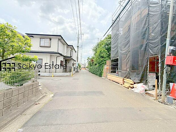 【前面道路を含む現地写真】現地周辺には、保育園、小学校、中学校など教育施設が徒歩圏内に点在。お子様を目の届く範囲で通学させることができ、家族に安心なロケーションです!