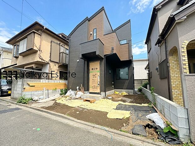 【カースペース】カースペースはコンクリート仕上げの為、雨の日でも足元が気になりません!自転車やバイクを置くスペースもございます!