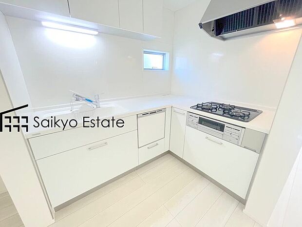 【キッチン【施工例】】直線的な動線で作業がしやすい壁付けキッチンを採用。空間を広々と活用いただけます。リビングと近いキッチンは、会話をしながら作業ができ、食事の配膳や後片付けも楽々です♪