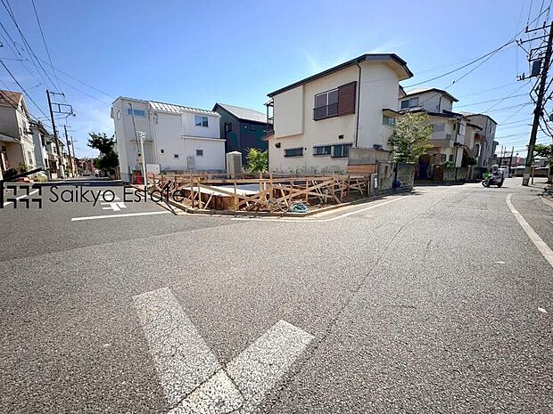 【前面道路】前面道路、幅員がございますので、駐車もスムーズに行えます！駐車が少し苦手なママさんでも安心ですね♪
