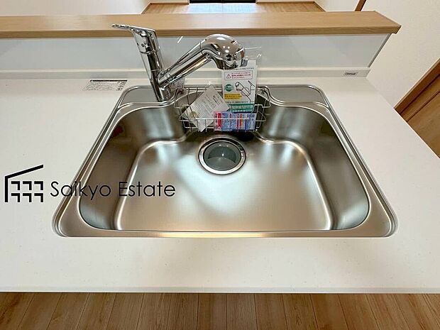 【浄水器】「浄水器」をスリムに内蔵したハンドシャワー式の水栓金具です。シンクもスッキリ!