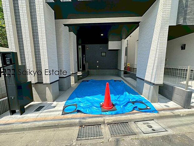 【ビルトインガレージ】ビルトインガレージのある住宅。カーポート替わりに雨風から大切なお車を守り、お荷物の出し入れもゆっくり濡れずに行えます。自転車置きや物置スペースとしても重宝しますね!