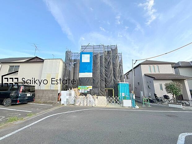 【現地外観を含む前面道路】交通量の少ない前面道路ですので、小さなお子様がおられるご家庭でも安心してお住まいいただけます。