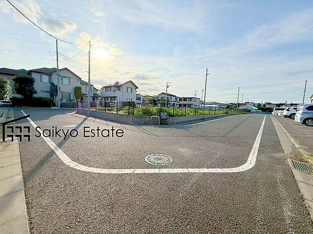 【前面道路】スーパーまで徒歩約4分、コンビニまで徒歩約5分など、周囲は買い物施設も揃っています。住みやすさと利便性を兼ね備えた環境です。
