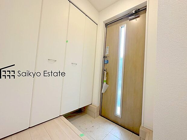 【エントランスストレージ】玄関には収納力に優れたシューズボックスがございますので、ご家族みんなの靴が十分入ります！
