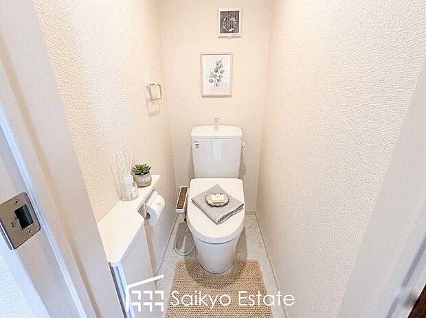 【ウォシュレット付トイレ】快適な温水洗浄便座付。いつも使うトイレだからこそ、こだわりたいポイントですね。
