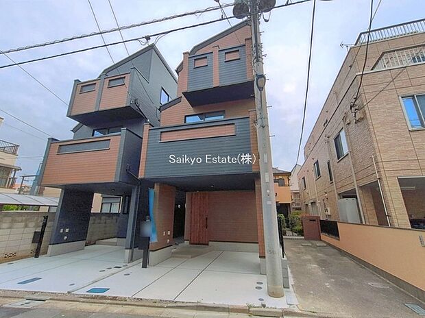 【外観】南側約5ｍ道路に面し、東側が隣地通路のため角地のような開放感がございます！南向きで陽当たりも良好です♪