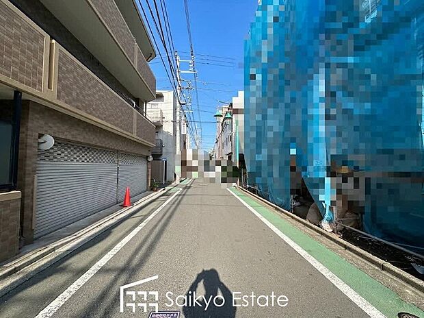 【前面道路】ビルトインガレージのある住宅。カーポート替わりに雨風から大切なお車を守り、お荷物の出し入れもゆっくり濡れずに行えます。自転車置きや物置スペースとしても重宝しますね！

