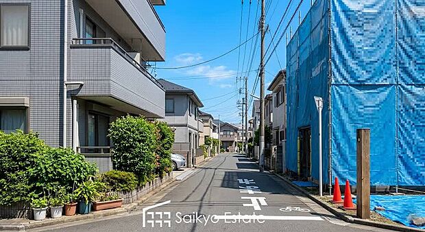 【前面道路】お車の出し入れがスムーズに出来る前面道路になります。ストレスを感じる事なく出来ますので駐車苦手な方もご安心いただけます。
