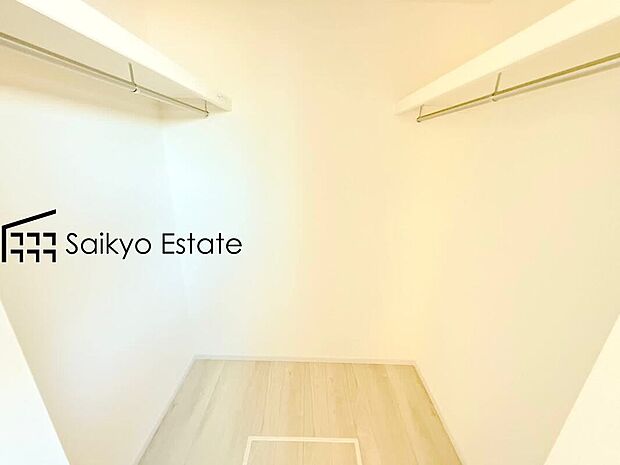 【収納（施工例）】ひと目で収納物を確認できるウォークインクロゼットは、ゆとりの広さを備えた大型収納。数多くの衣類に加え、足元には引出しや衣装箱、シューズボックスなども収納することができます。
