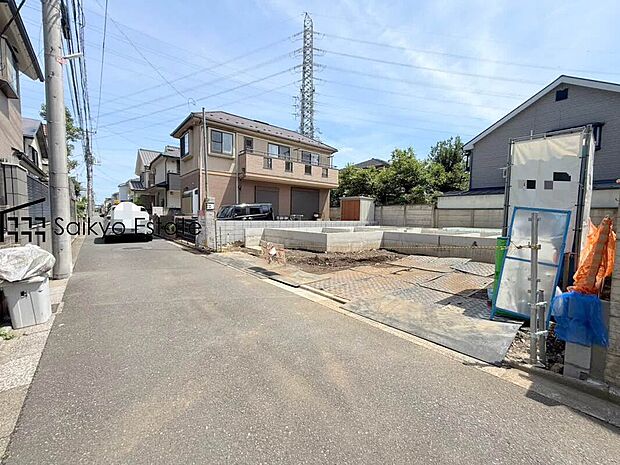 【前面道路を含む現地写真】交通量の少ない前面道路ですので、小さなお子様がおられるご家庭でも安心してお住まいいただけます。