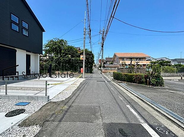 【前面道路】交通量の少ない前面道路ですので、小さなお子様がおられるご家庭でも安心してお住まいいただけます。