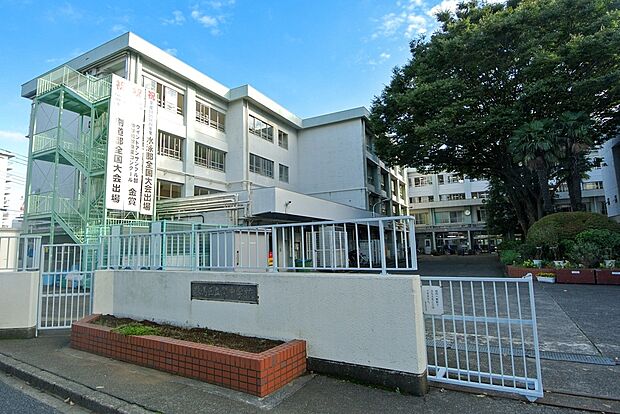 練馬区立関中学校（約750m）
