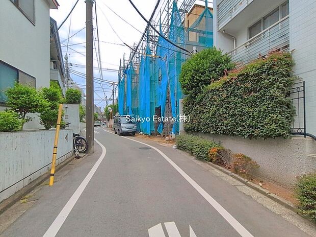 【前面道路を含む現地写真】交通量の少ない前面道路ですので、小さなお子様がいらっしゃるご家庭でも安心してお住まいになれます。
