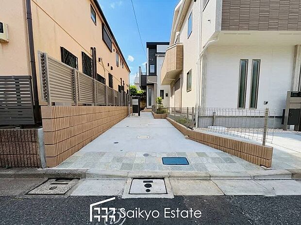 【カースペース】お車の出し入れがスムーズに出来る前面道路になります。ストレスを感じる事なく出来ますので駐車苦手な方もご安心いただけます。