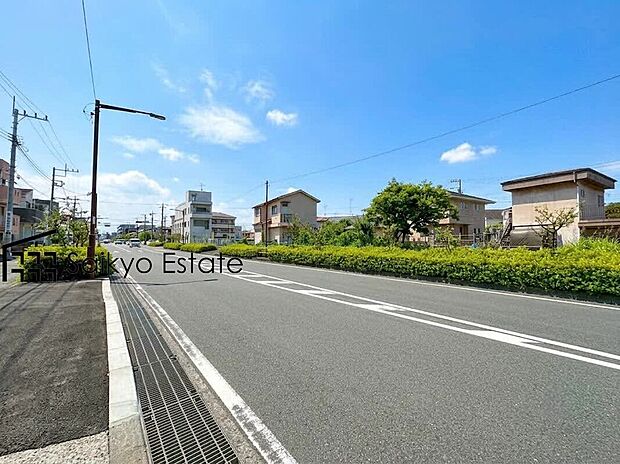 【前面道路】周辺は公園や緑地、緑道が点在する緑豊かな住環境です。この機会に是非、周辺環境も併せて現地をご覧ください。