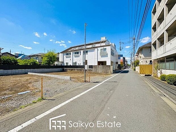 【前面道路】前面道路、幅員がございますので、駐車もスムーズに行えます！駐車が少し苦手なママさんでも安心ですね♪
