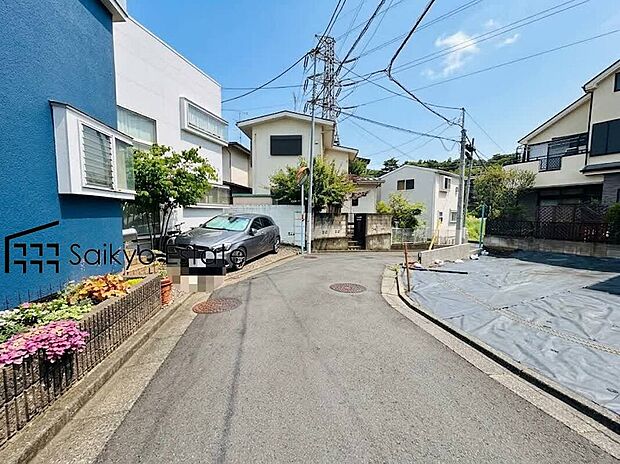 【前面道路】前面道路、幅員がございますので、駐車もスムーズに行えます！駐車が少し苦手なママさんでも安心ですね♪