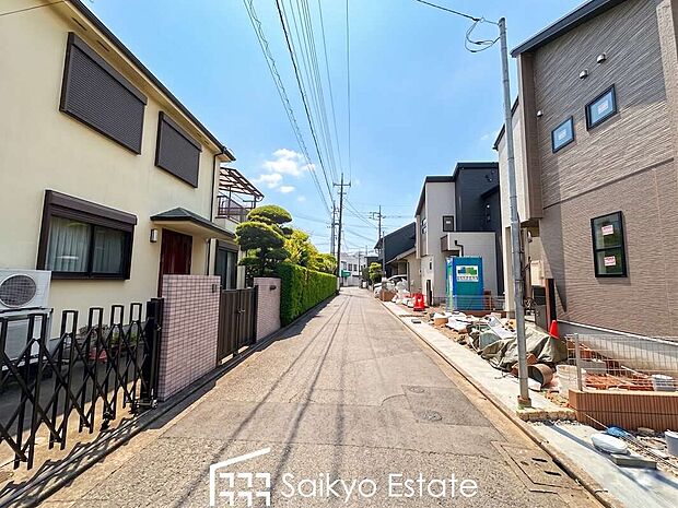 【前面道路を含む現地写真】小学校まで徒歩約3分、中学校まで徒歩約9分でお子様が無理なく通える距離です。保育園や幼稚園も近くに多数あり、子育てファミリーには嬉しい環境です！
