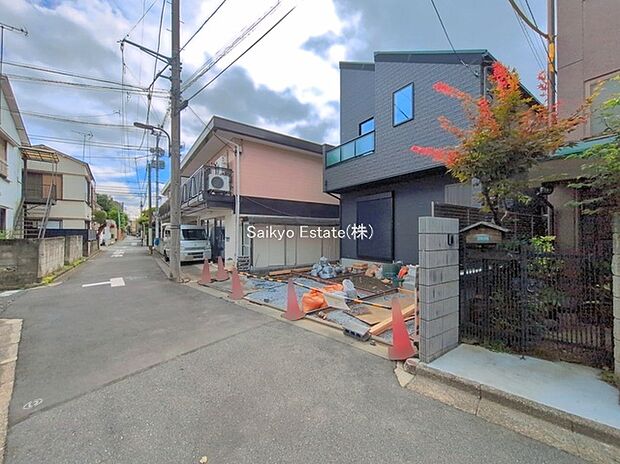 【前面道路を含む現地写真】小・中学校まで徒歩5分圏内！お子様が無理なく通える距離です。保育園や幼稚園も徒歩9分圏内に点在！スーパーやコンビニまで徒歩3分！