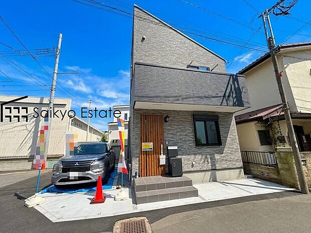 【駐車場】ワンボックスカーも駐められる広々とした駐車場♪カースペースはコンクリート仕上げの為、雨の日でも足元が気になりません！自転車やバイクを置くスペースもございます！