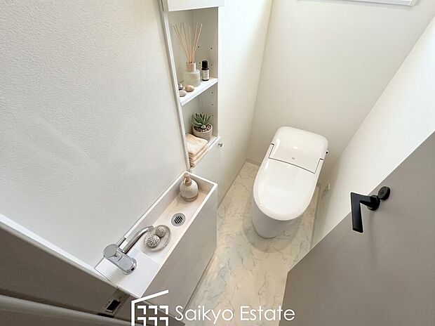 【タンクレストイレ】空間に優しく美しい佇まいの「タンクレストイレ」を採用。お掃除しやすい柔らかなデザイン。