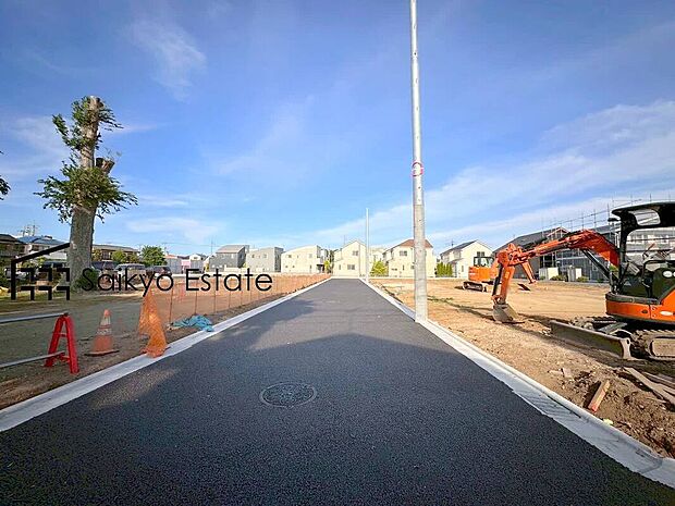【前面道路を含む現地写真】前面道路、幅員がございますので、駐車もスムーズに行えます!駐車が少し苦手なママさんでも安心ですね♪