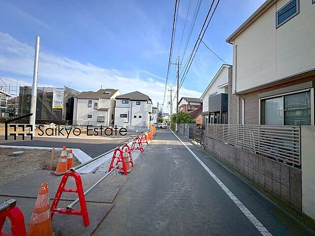 【前面道路を含む現地写真】交通量の少ない前面道路ですので、小さなお子様がおられるご家庭でも安心してお住まいいただけます。