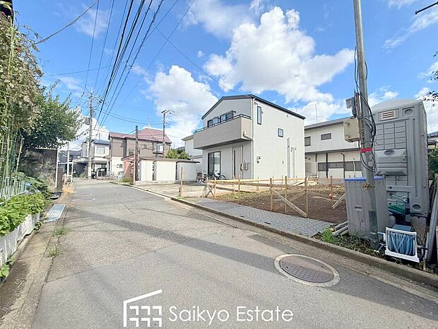 【現地外観写真】交通量の少ない前面道路ですので、小さなお子様がおられるご家庭でも安心してお住まいいただけます。