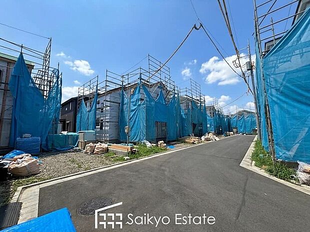 【前面道路】開発分譲地内の道路は、お車の切り替えしができ、駐車がしやすいよう5ｍの幅員を設けております。駐車が少し苦手なママさんでも安心ですね♪

