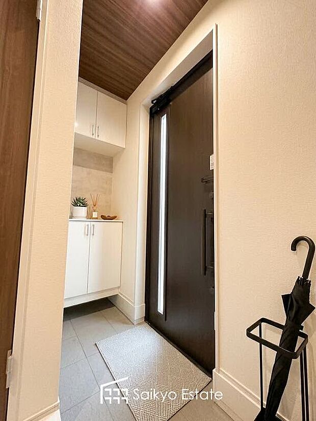 【シューズボックス】玄関には収納力に優れたシューズボックスがございますので、ご家族みんなの靴が十分入ります！
