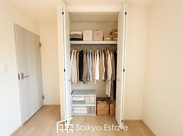 【収納】各居室に収納を設けておりますので、衣類の他にもカバンや小物など何でも収納して、居室の全空間を有効活用できます♪※衣類や小物類はCG加工しています。
