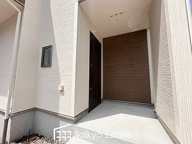 【玄関】小学校まで徒歩約8分、中学校まで徒歩約19分でお子様が無理なく通える距離です。保育園や幼稚園も近くに多数あり子育てファミリーには嬉しい環境です！周囲にはスーパーをはじめとした買い物施設も揃っています。