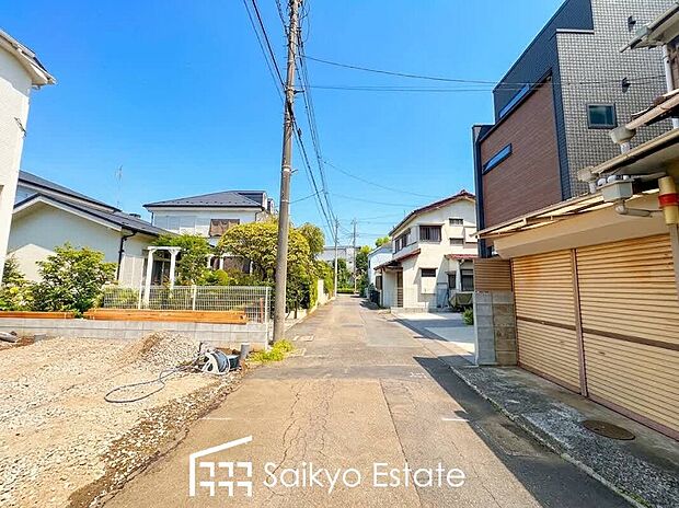 【前面道路】お車の出し入れがスムーズに出来る前面道路になります。ストレスを感じる事なく出来ますので駐車苦手な方もご安心いただけます。

