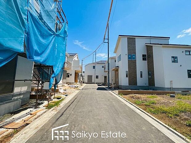 【前面道路】開発道路内は4.5mの幅員がございますので、駐車もスムーズに行えます!駐車が少し苦手なママさんでも安心ですね♪