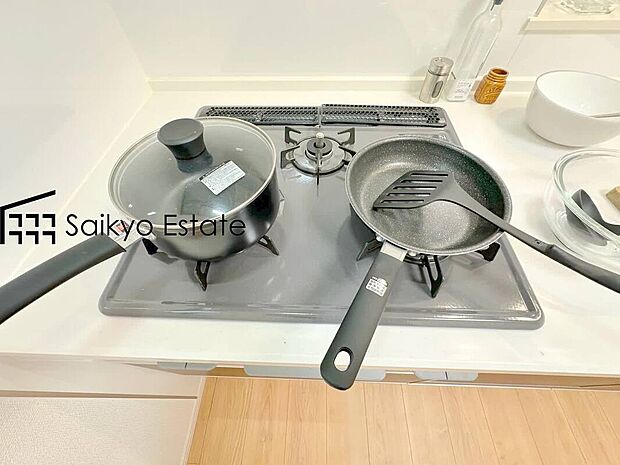 【3口ガスコンロシステム】「3口ガスコンロシステム」はたくさんの料理が同時に作れて便利な上、凹凸が少ないフラットトップなのでお掃除も楽々です。
