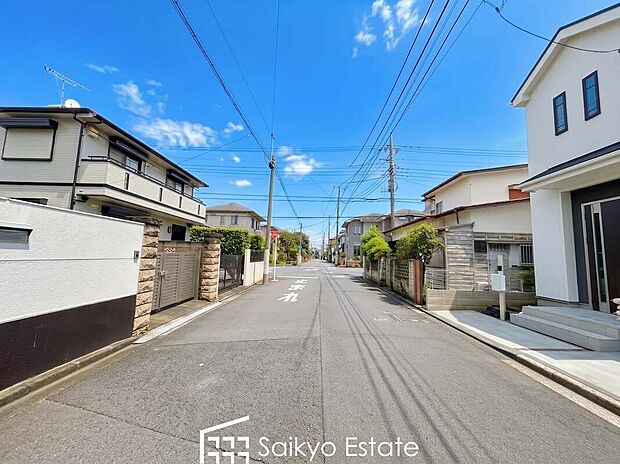 【前面道路】前面道路、幅員がございますので、駐車もスムーズに行えます！駐車が少し苦手なママさんでも安心ですね♪