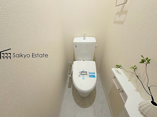 【ウォシュレット付トイレ】「温水清浄便座付きトイレ」は日々の生活を快適にしてくれます。毎日使う場所だからこそ、こだわりたいポイントですね。