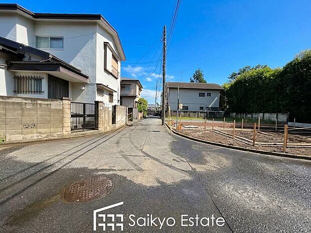 【前面道路】前面道路、4mの幅員があり、お車の切り替えしも出来るため、駐車もスムーズに行えます!駐車が少し苦手なママさんでも安心ですね♪