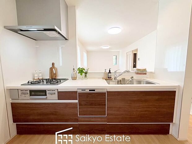 【キッチン【施工例】】リビングにいる家族とコミュニケーションをとりながら作業が出来る人気のカウンターキッチン。お子様がリビングにいても目が届くので安心です。