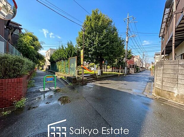 【前面道路】交通量の少ない前面道路ですので、小さなお子様がおられるご家庭でも安心してお住まいいただけます。