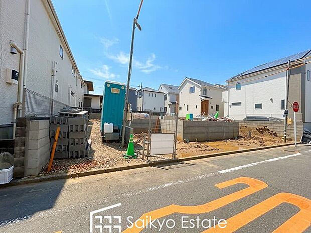 【現地写真】LDK広々18帖以上!2面採光で収納付きの居室が3部屋!各棟、WICや小屋裏収納など豊富な収納スペース♪