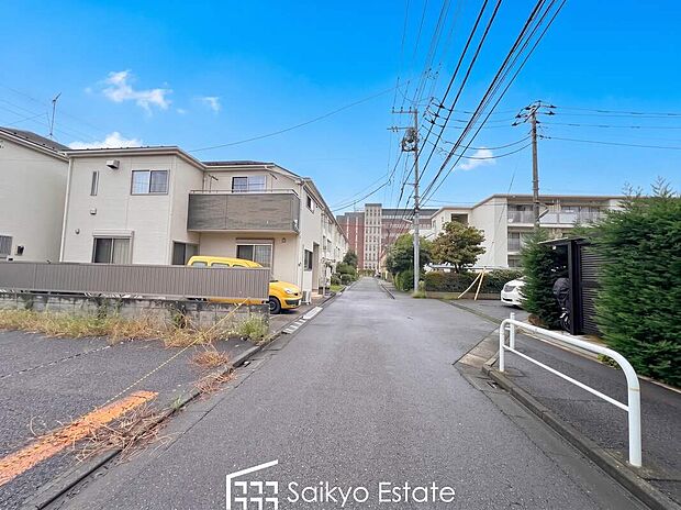 【前面道路】前面道路、幅員がございますので、駐車もスムーズに行えます!駐車が少し苦手なママさんでも安心ですね♪