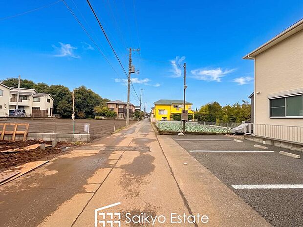 【前面道路】小学校まで徒歩約11分、中学校まで徒歩約8分でお子様が無理なく通える距離です。保育園や幼稚園も近くに多数あり、子育てファミリーには嬉しい環境です!