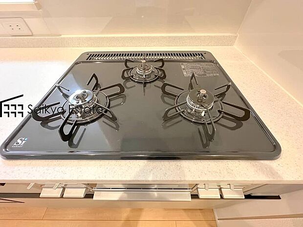【3口ガスコンロシステム】「3口ガスコンロシステム」はたくさんの料理が同時に作れて便利な上、凹凸が少ないフラットトップなのでお掃除も楽々です。
